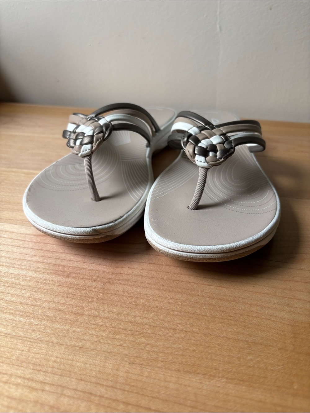 Clarks Cloudsteppers Woven Strap Thong Sandals in Taupe and White - Picture 3 of 5